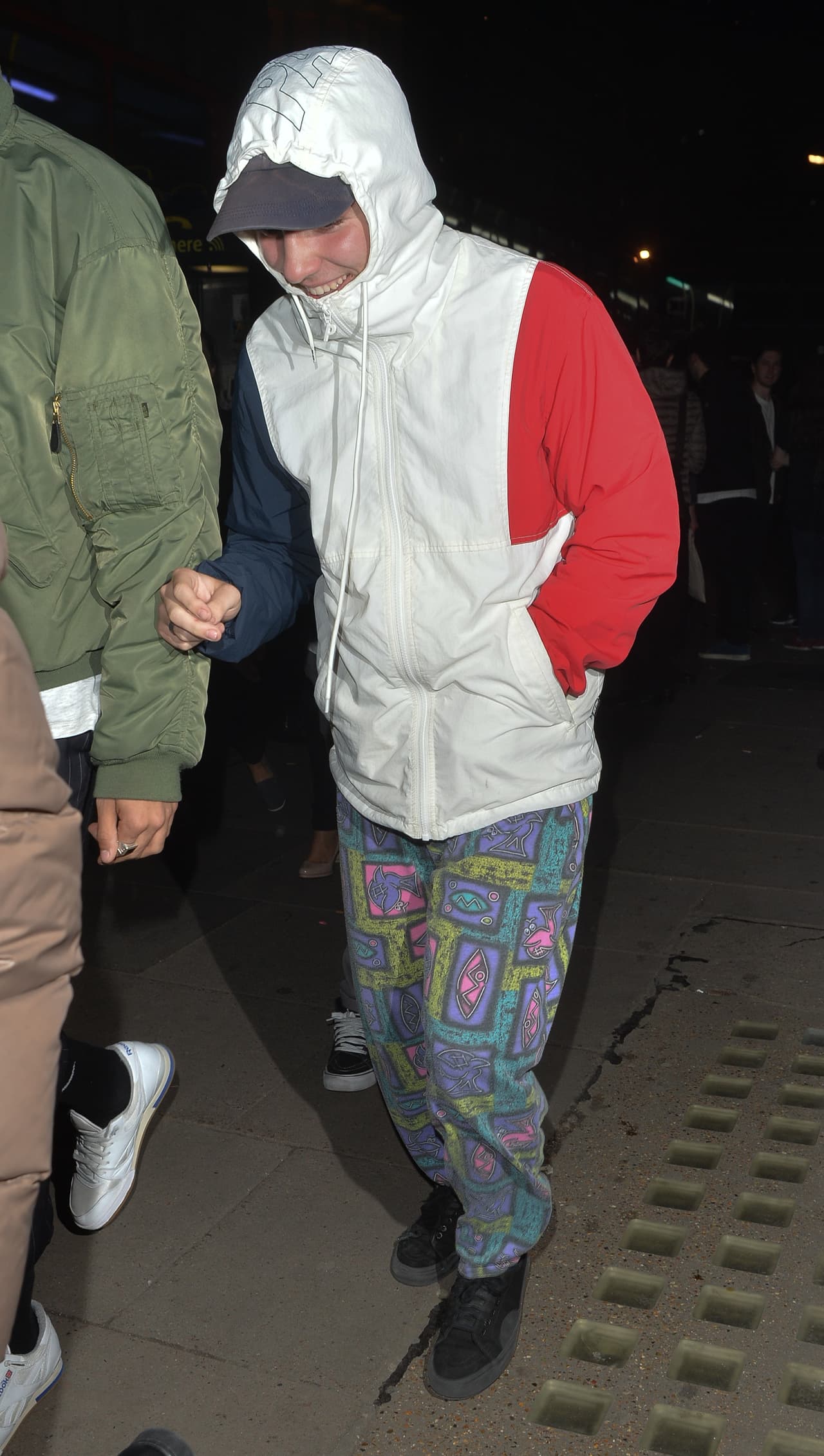 Ese mismo día se dijo que Rocco había sido visto fumando y bebiendo abajo de un puente en la ciudad de Londres, pero según 'Daily Mail' la cantante no hizo caso de estas declaraciones.