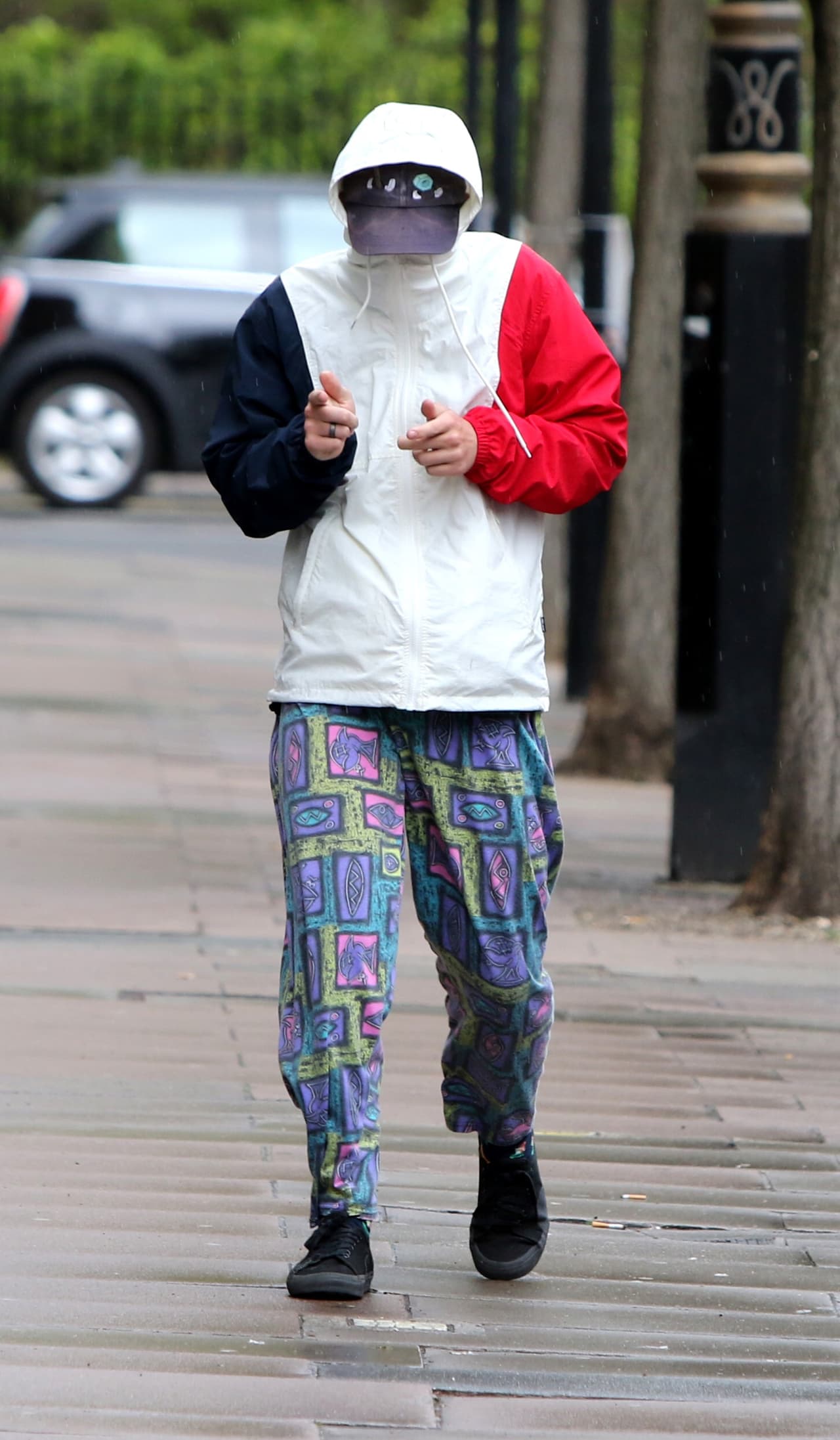 Cubriéndose el rostro, Roscco trató de pasar desapercibido, se nota que al adolescente le fastidia ser perseguido.