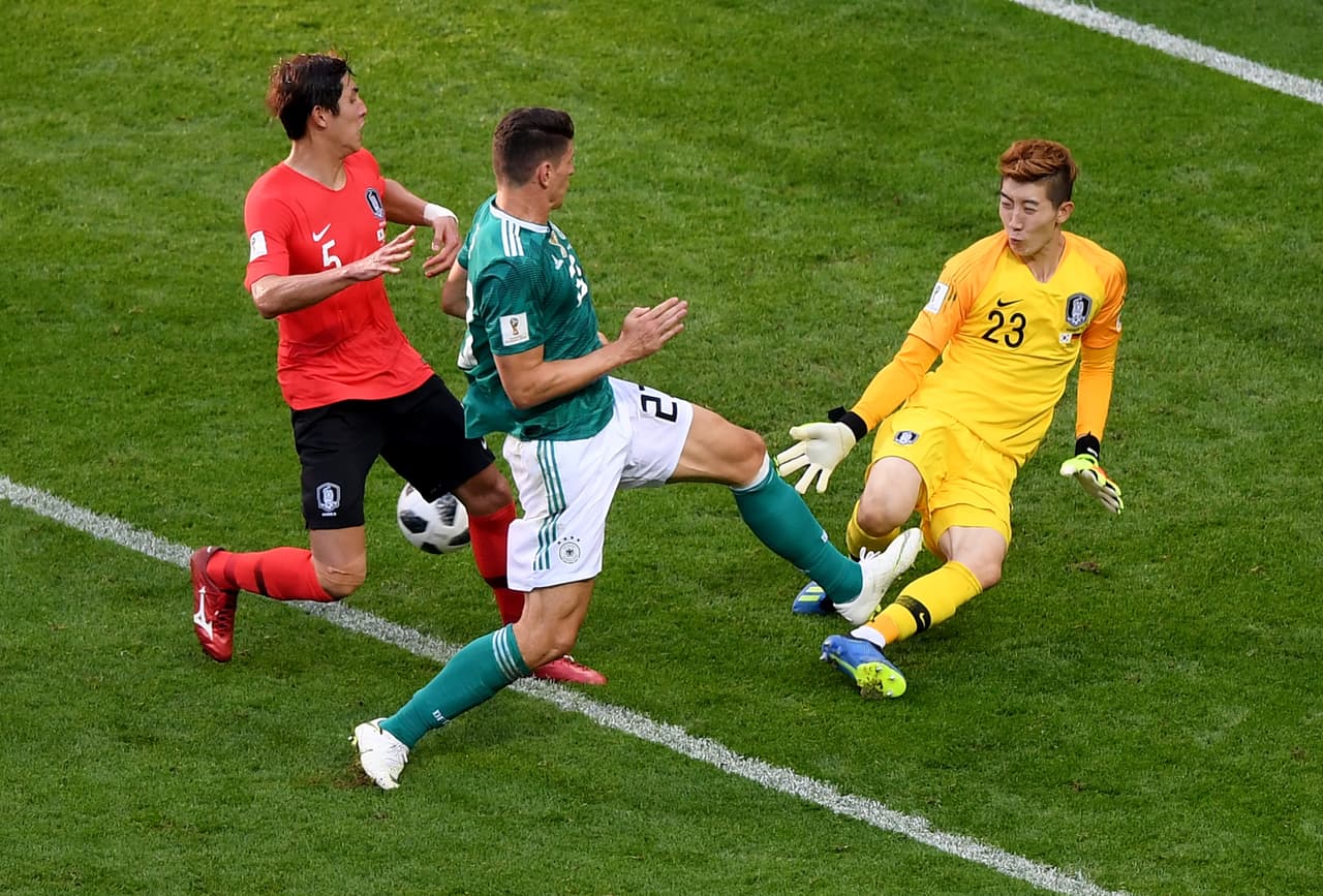 La vía aérea se mantuvo para los alemanes y en el minuto 67 fue Mario Gómez el que estuvo muy cerca de poner el primero del partido. Luego, le falló a esta pelota en el área chica.