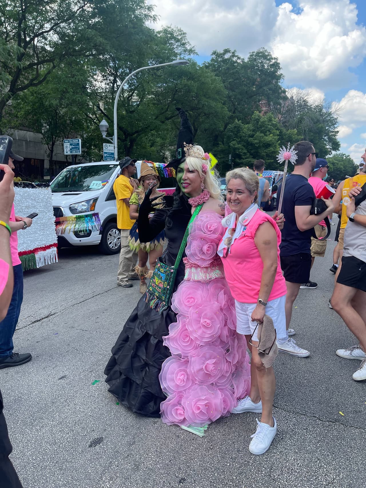 Además del desfile, Chicago celebró el mes del orgullo gay con exposiciones como 'City in a Garden' y 'The First Homosexuals', que reúnen más de 300 obras sobre activismo LGBTQ+, desde la década de 1980.