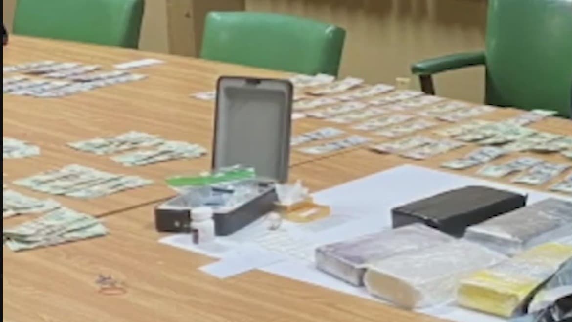 Una pareja hispana permanece bajo arresto luego de que una intervención por conducir de forma temeraria llevara a un oficial a realizar un registro encontrando heroína, cocaína y fentanilo.