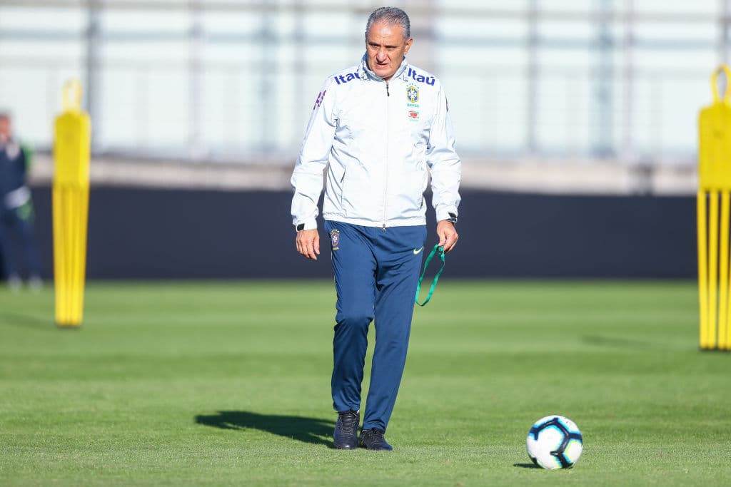 Brasil, además de la obligación como país sede, y todos su blasones, tiene la urgencia de recuperar el prestigio en la contienda continental, luego de que ganaran en 2007 la Copa América por última vez; en 2011 y en 2015, sucumbieron en la etapa de Cuartos de Final, ni más ni menos que, con Paraguay, el rival en turno este jueves. En 2016 la Canarinha ni siquiera pasó de la fase de grupos. Con esto en mente, el equipo plagado de estrellas, dirigido por Tite, cerró con fuerza su práctica final antes de volver a verse las caras con su modesto pero incómodo rival y vecino geográfico.