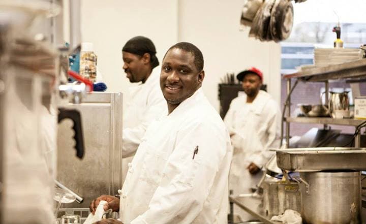 Manicurista, cocinero y cajeros destacan en la lista de los trabajos peor pagados en NYC