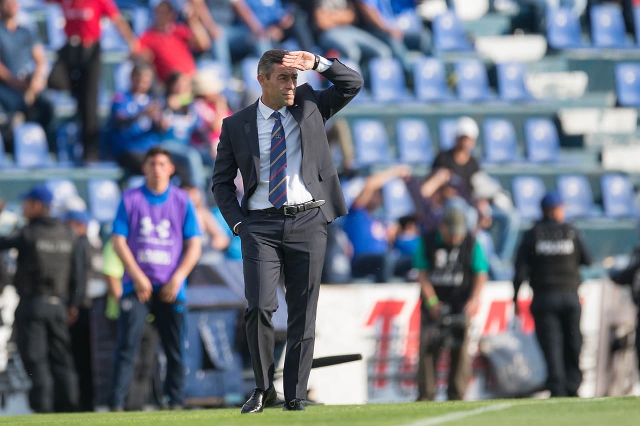 La situación para Caixinha parece muy oscura con una nueva derrota, aunado a la sequía de triunfos y a una campaña muy pobre con Cruz Azul, que perdió 0-1 contra Querétaro en casa.