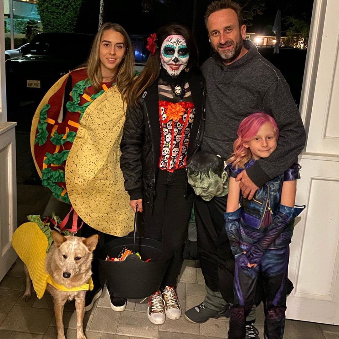 En la víspera de Halloween, Tanya y Sebastián se dejaron ver disfrazados recolectando dulces con su familia.