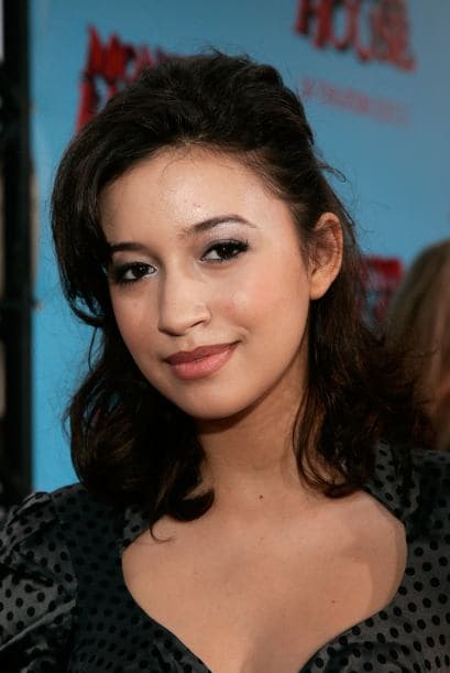Christian Serratos se une al elenco en los últimos capítulos de la cuarta temporada como Rosita Espinosa. Mira aquí los videos más chismosos.