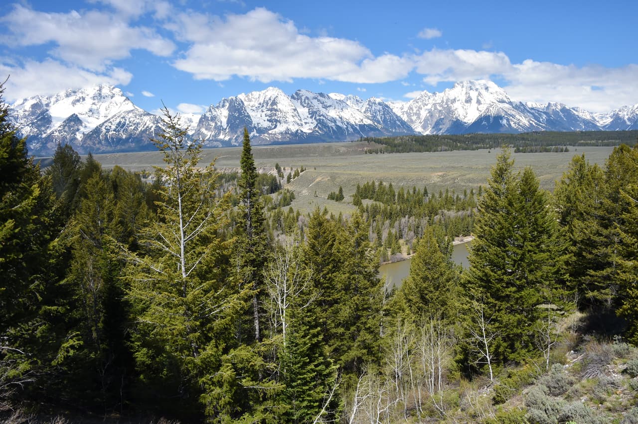 El 
<b>Parque Nacional Grand Teton</b> está en el noroeste de Wyoming y preserva un paisaje de montañas, lagos prístinos y extraordinaria vida silvestre. 
<a href="https://www.nps.gov/grte/espanol/index.htm"><u>https://www.nps.gov/grte/espanol/index.htm</u></a>