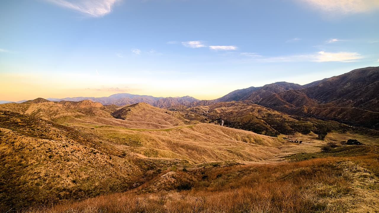 <b>Santa Clarita, California</b>
<br>Fue catalogada como 
<a href="https://www.univision.com/local/los-angeles-kmex/estas-son-las-10-ciudades-de-california-mas-seguras-para-criar-hijos-fotos" target="_blank">la 25 ciudad más segura de Estados Unidos</a>. A menudo es reconocida por sus amplias oportunidades recreativas, que incluyen 34 parques repartidos por toda la ciudad y más de 3,000 acres de espacio abierto. 
<br>
<br>
<b>Población: </b>216,350. 
<br>
<b>Ingreso promedio: </b>$108,609. 
<br>
<b>Tasa de graduación:</b> 90.3%. 
<br>
<b>Tasa de delincuentes sexuales (por cada 10.000):</b> 0.90. 
<br>
<b>Promedio de seguridad: </b>91.12.