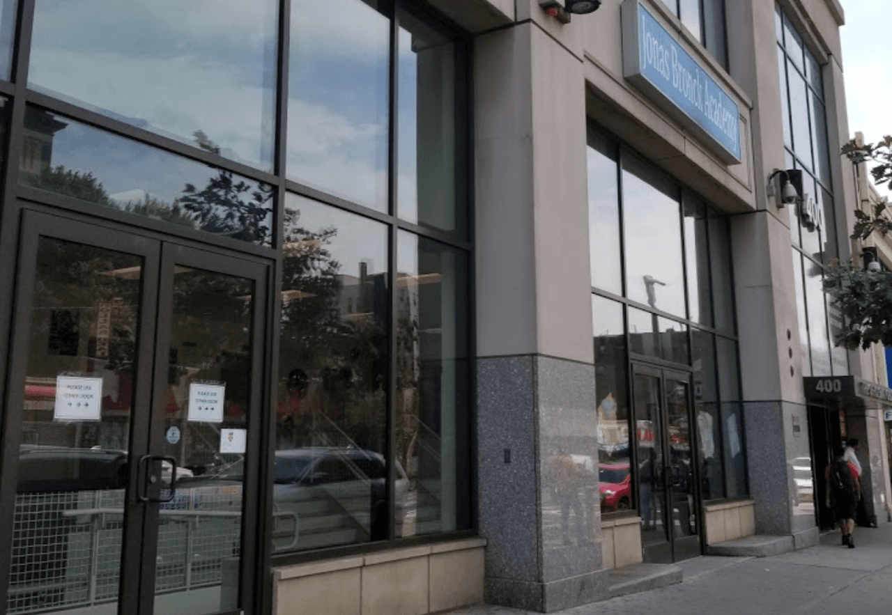 El segundo lugar lo ocupa la Jonas Bronck Academy, ubicada en 400 East Fordham Road, en El Bronx, con 75 accidentes totales, que provocaron 65 peatones y 12 ciclistas heridos. Es la escuela con más lesiones de peatones de todas las escuelas de la ciudad de Nueva York.