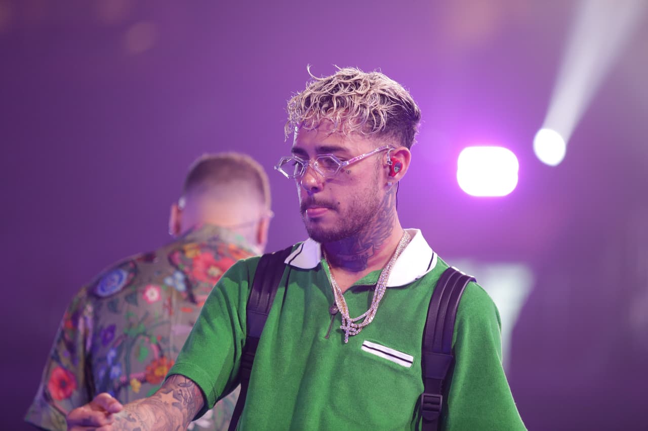 El estadounidense Dalex destacó por el uso de estos anteojos hexagonales, una cadena con brillantes y un dije en forma de cruz.