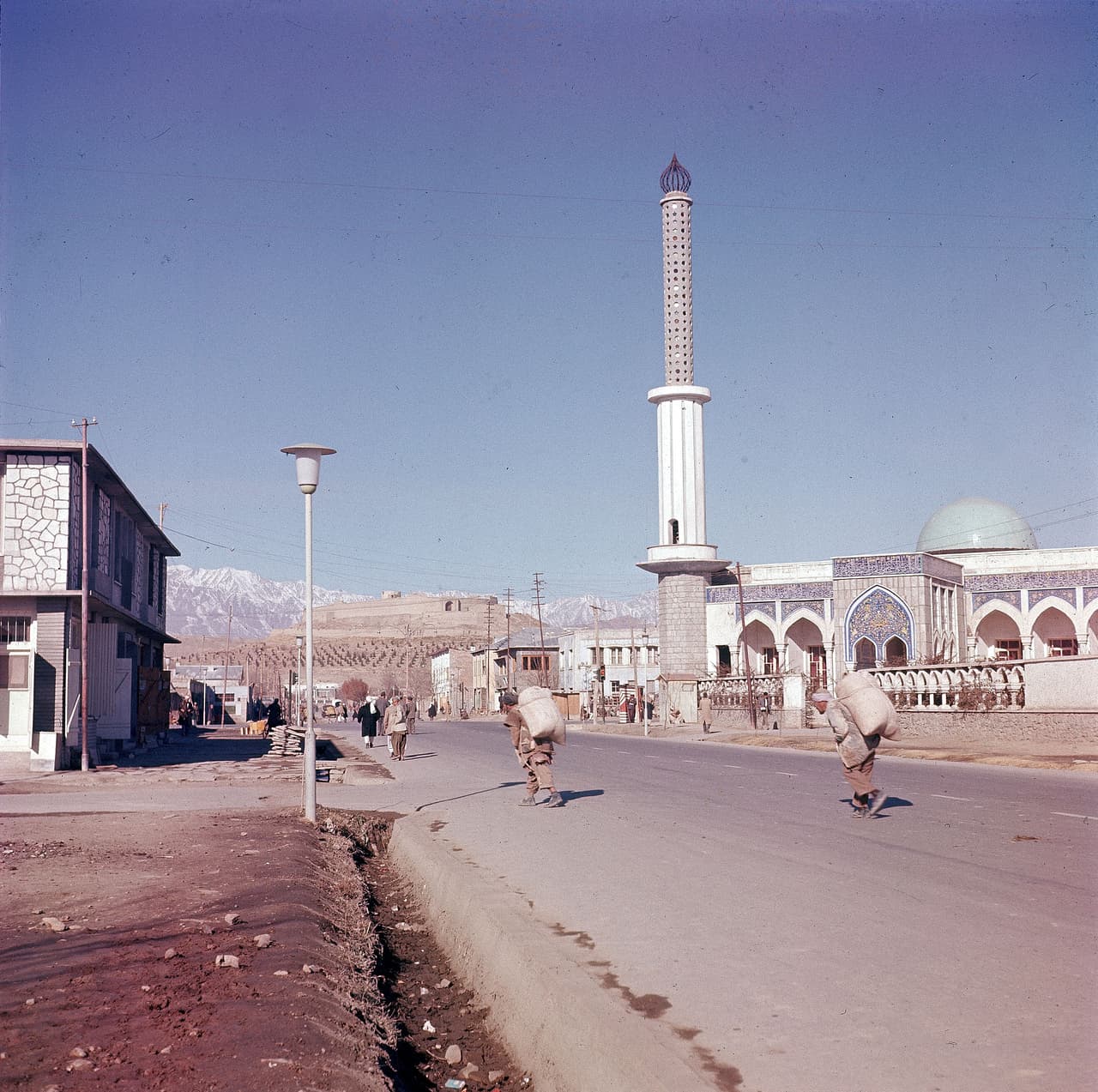 Una nueva mezquita en un suburbio de Kabul, en 1961.
<br>
<br>Luego de varios años de violencia entre facciones afganas, finalmente en 1996 se impuso una de las más fundamentalistas: el 
<a href="https://www.univision.com/temas/taliban"><u>Talibán</u></a>. 
<br>
<br>
<a href="https://www.univision.com/noticias/mundo/fotografias-interactivas-antes-despues-afganistan-estados-unidos-taliban"><u>Vea aquí a Afganistán antes y después de la llegada del Talibán en 1996 en fotografías interactivas</u></a>
<br>
