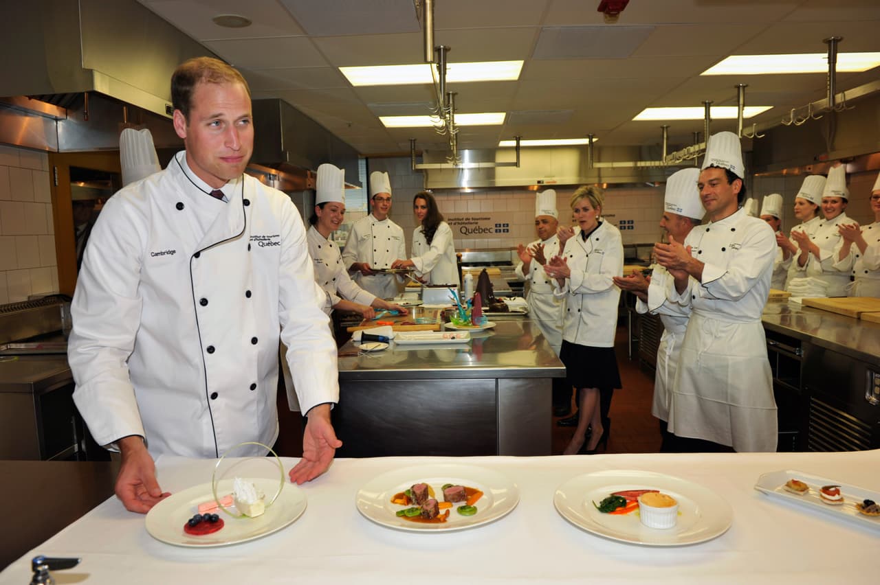 En el especial navideño de la BBC de 2019, a Kate Middleton se le preguntó si su esposo aún le cocinaba ahora como casados. 
<br>