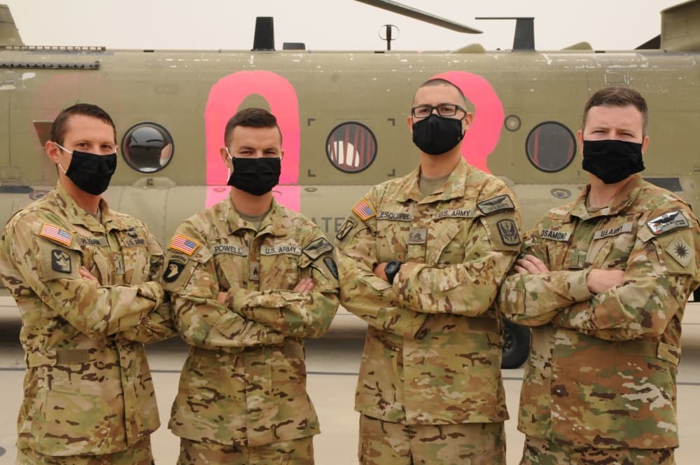 En la foto, el suboficial Brady Hlebain, el sargento Cameron Powell, el sargento. George Esquivel y el suboficial Joseph Rosamond, todos compañeros de Irvin.