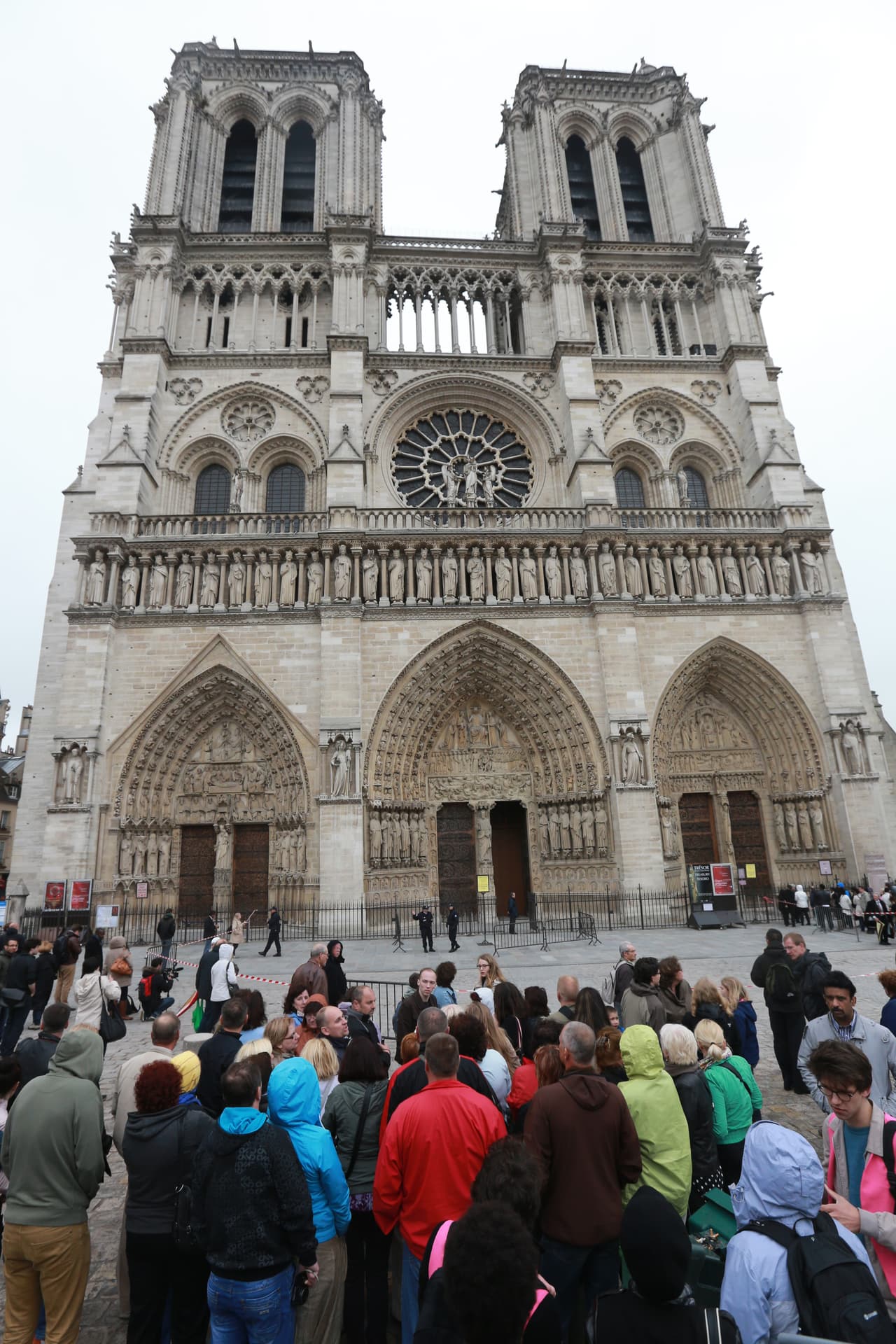Alrededor de la catedral parisina hay cientos de historias y leyendas de las gárgolas que la cuidaban, así como del icónico personaje 'El jorobado de Notre Dame', aquel hombre de gran corazón que vivía en el campanario.