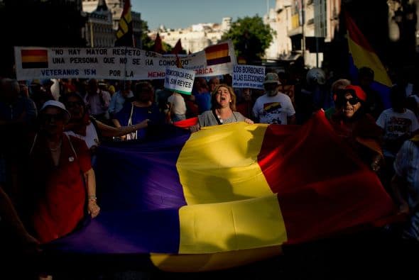 Junto a las insignias comunistas, de partidos de izquierdas y de grupos ecologistas, las pancartas proclamaban “¡No más reyes! Referéndum”.
