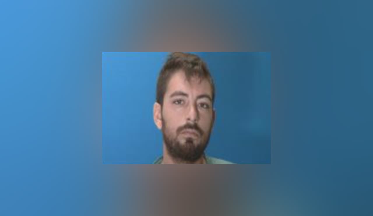 Vecinos aseguran que Blair Michael Ness acuchilló a su hijo de 16 meses en el patio del complejo de apartamentos en el que vivían en Lewisville, Texas.