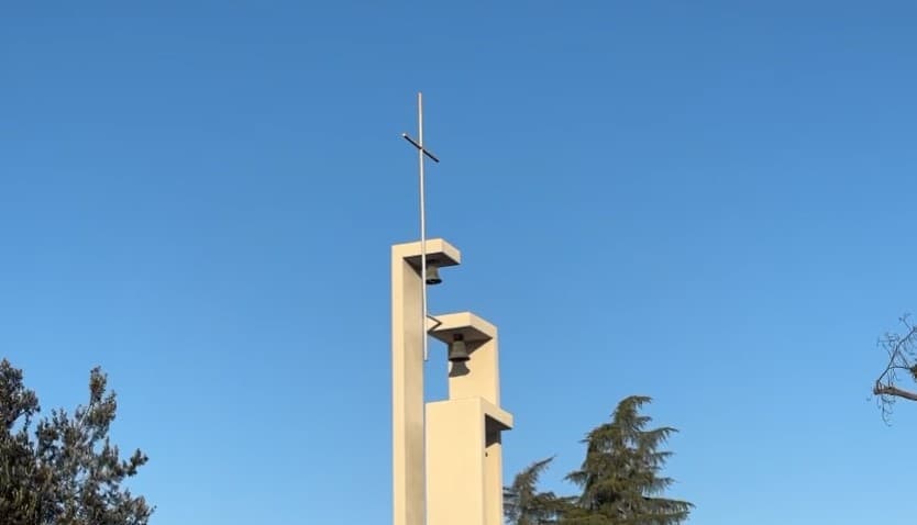 Las campanas de la iglesia de St. Joseph, en Selma, doblaron para homenajear al oficial caído en acto de servicio.