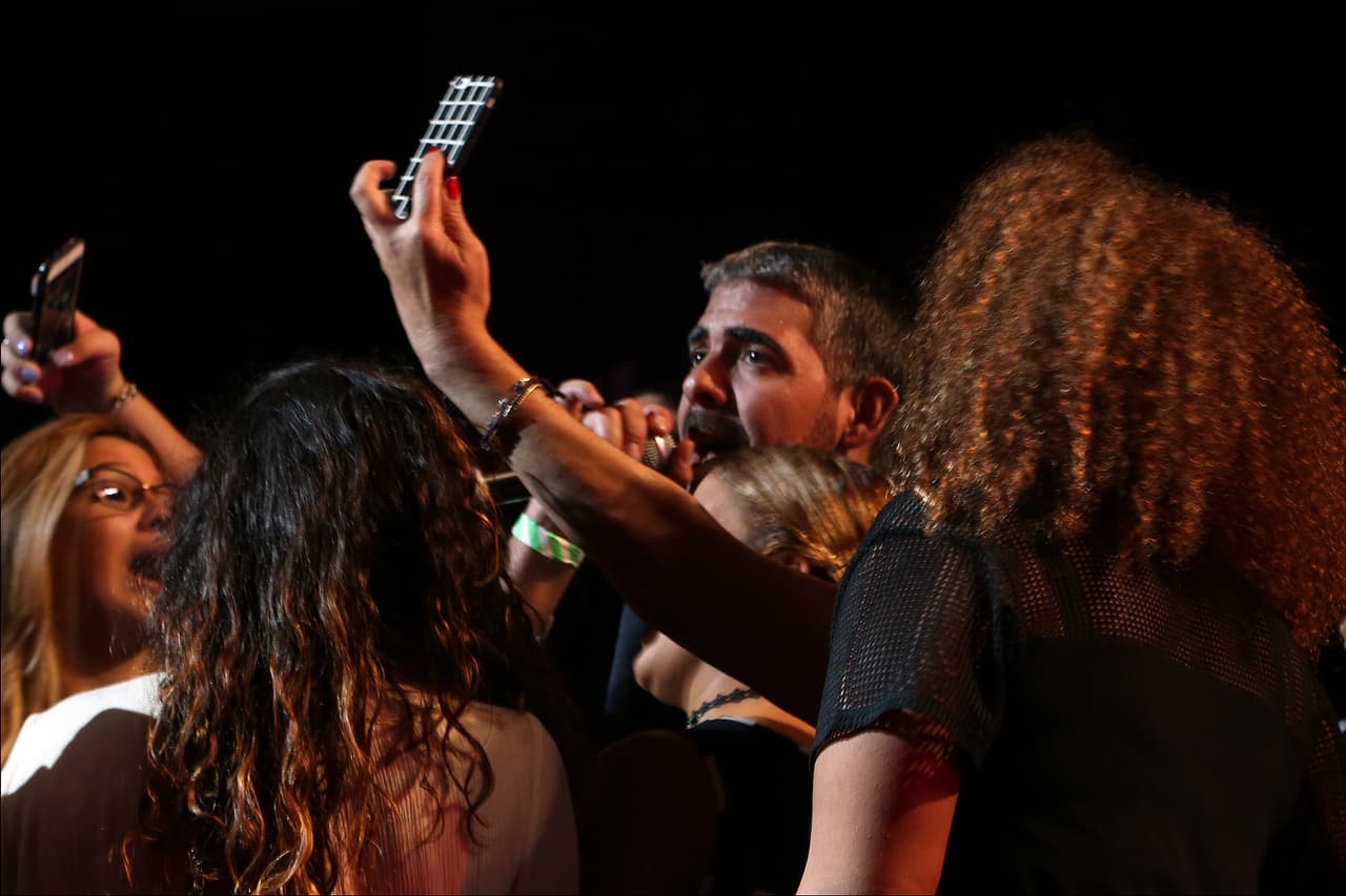 Roldán no perdió tiempo en bajarse del escenario para estar con su público.
