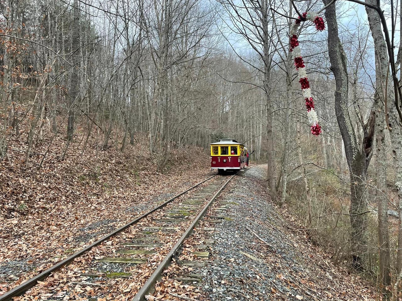 <b>Craggy Mountain Line</b>
<br>
<b>Sitio web</b>: 
<a href="https://craggymountainline.com/">https://craggymountainline.com/</a> 
<br>
<b><a href="https://maps.app.goo.gl/PAL7NocTV9s5j2wQA">Cómo llegar</a> </b>
<br>
<br>Es una forma divertida de experimentar y ver las montañas Blue Ridge, ya sea para una aventura familiar o una cita romántica por la tarde. No hay lujos ni extras; es simplemente un recorrido rápido en un tren histórico.