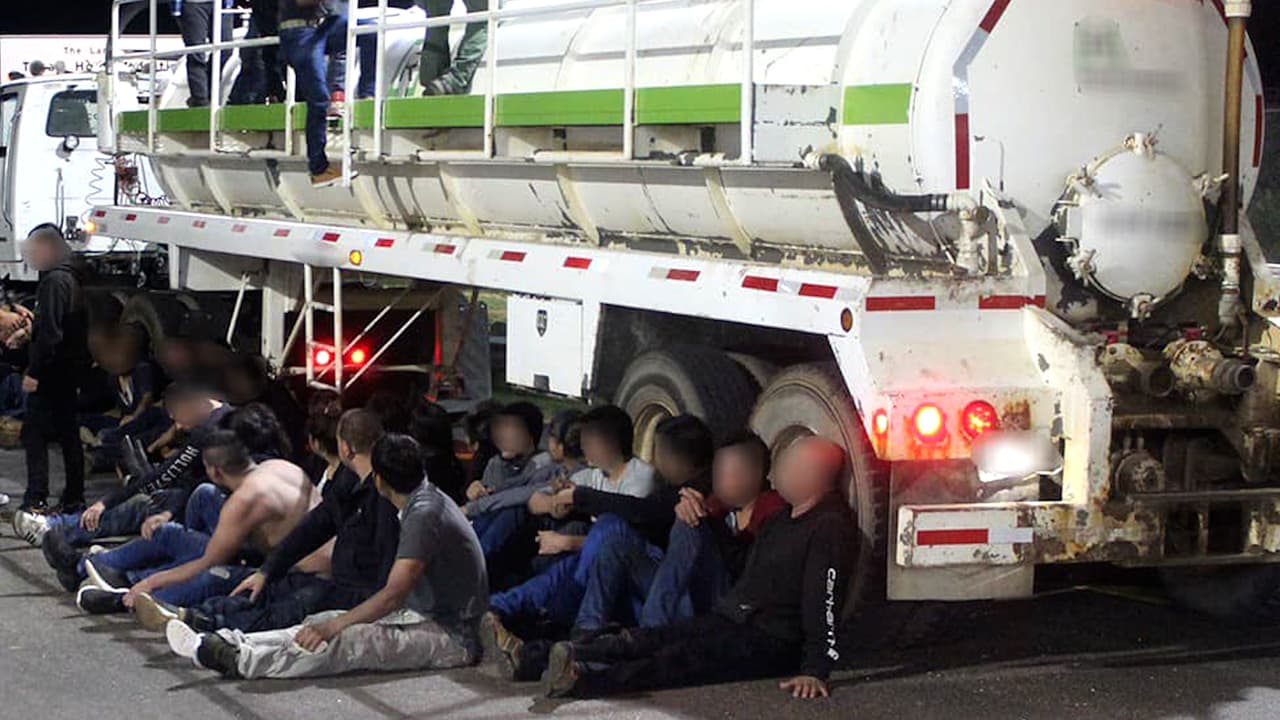 Los agentes de la Patrulla Fronteriza sector Laredo, detuvieron un camión comercial en el puesto de control en la autopista 83.