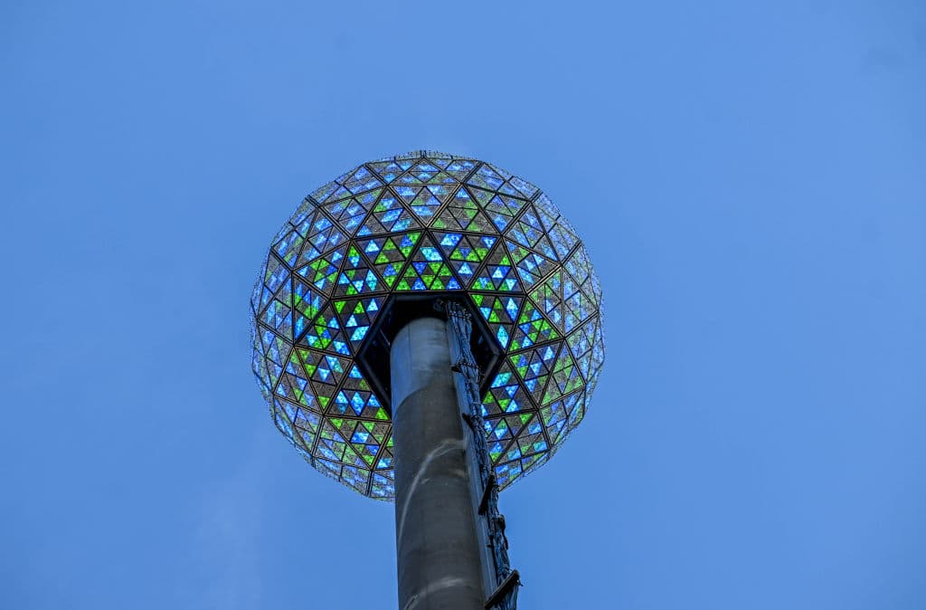 Un minuto antes de la medianoche,
<b> la bola de 12 pies de diámetro, </b>descendió mientras la multitud realizaba una cuenta regresiva de los segundos que quedaban para comenzar el año nuevo iluminándolo con 32,256 luces LED.