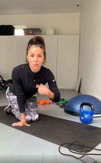 <b>Eva Longoria</b> es otra de las famosas que aprovechó el confinamiento por la pandemia del coronavirus para dejar crecer sus canas. Sin pena alguna, la actriz de 
<i>Desperate Housewives</i> compartió varios videos mostrando su melena.