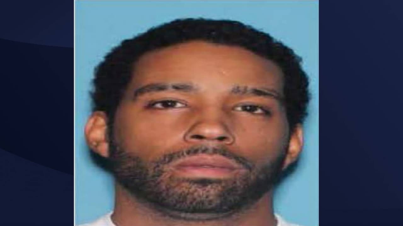 Michael Terrell Miles, de 40 años, buscado por asalto agravado con un arma mortal.