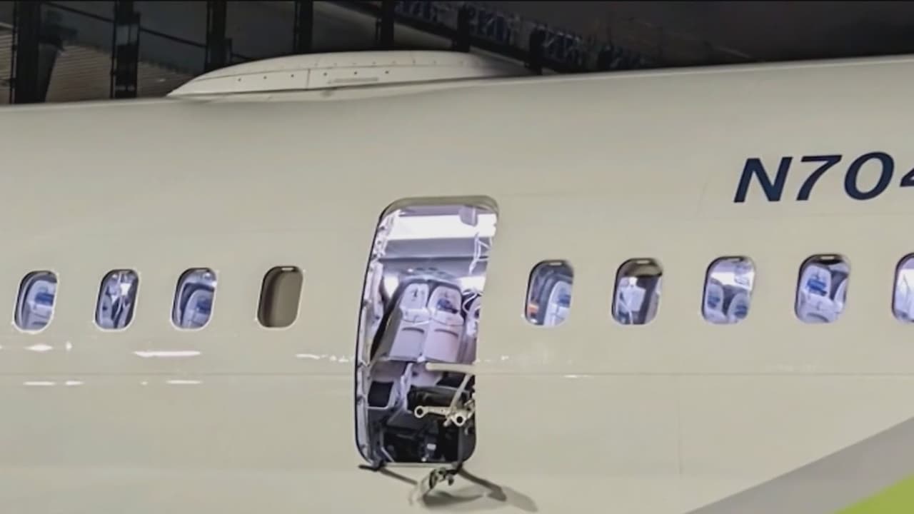 "Temor" entre pasajeros en Los Ángeles después del incidente con un Boeing 737 de Alaska Airlines