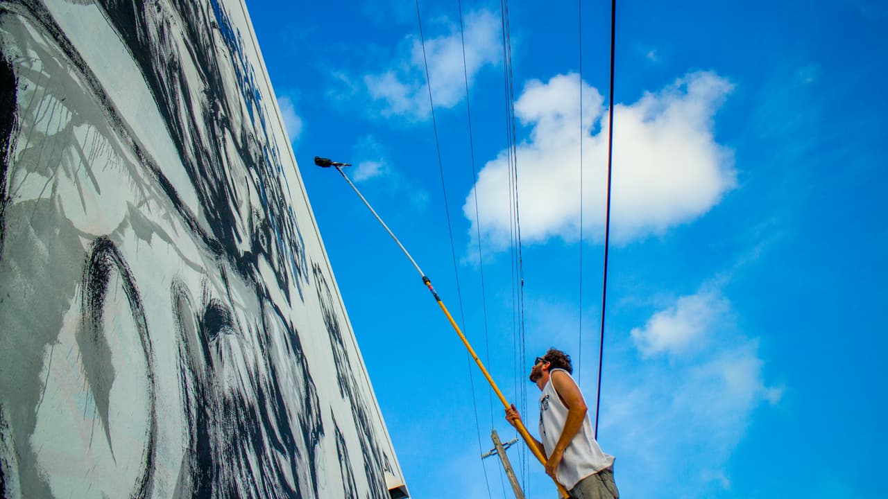Un artista callejero trabajando en Wynwood.