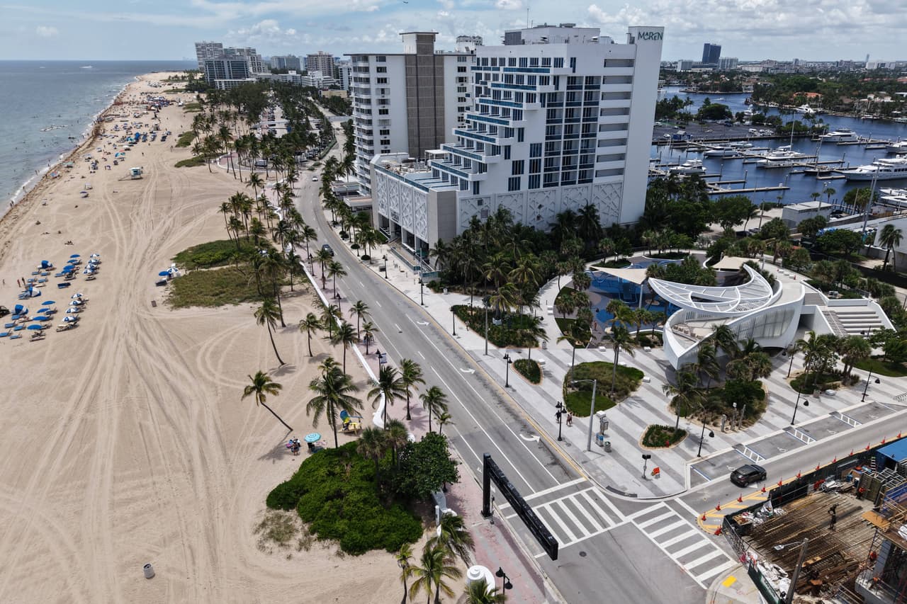 <b>6. Fort Lauderdale, Florida (38.51)</b>
<br>
<br>Fue la capital indiscutible del país de turismo de vacaciones de universitarios y rompió varios récord. En 1961, unos 50,000 estudiantes universitarios llegaron, casi duplicando la población local de entonces.
<br>
<br>En 1985 llegaron unos 350,000 estudiantes. La ciudad terminó intentando deshacerse de ese turismo.
<br>
<br>En este ranking ocupa el sexto lugar de playas más peligrosas y frecuentemente aparece en estudios nacionales como una de las ciudades más inseguras por su alta tasa de delitos contra la propiedad y hurtos; también por accidentes de tráfico letales y porque es zona de alto riesgo de huracanes y tormentas tropicales.
<br>
<br>