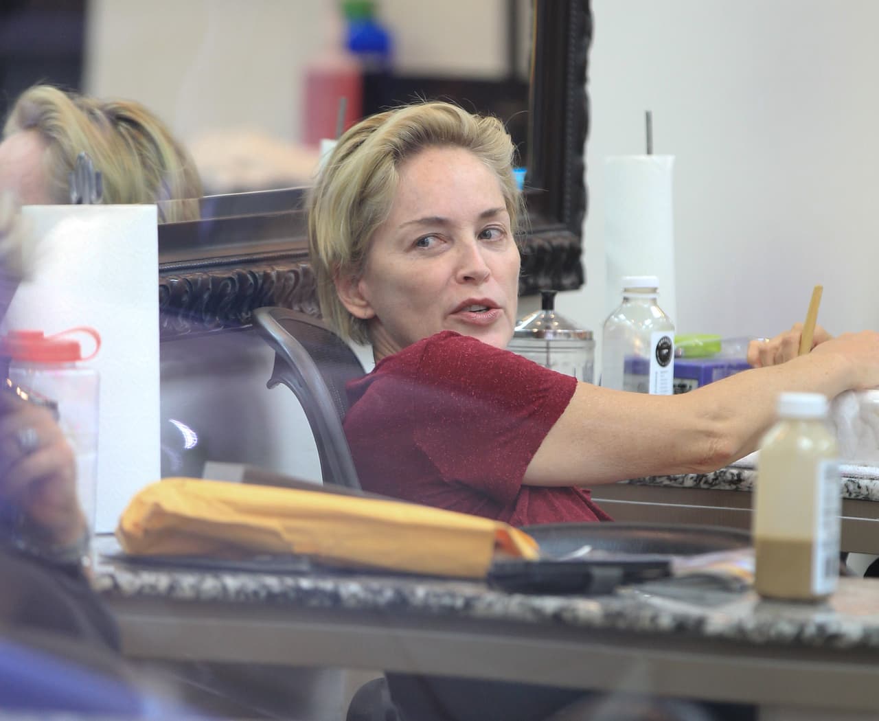 Sharon Stone se dio una manita de gato en el salón, con manicure y 'paticure' incluídos.