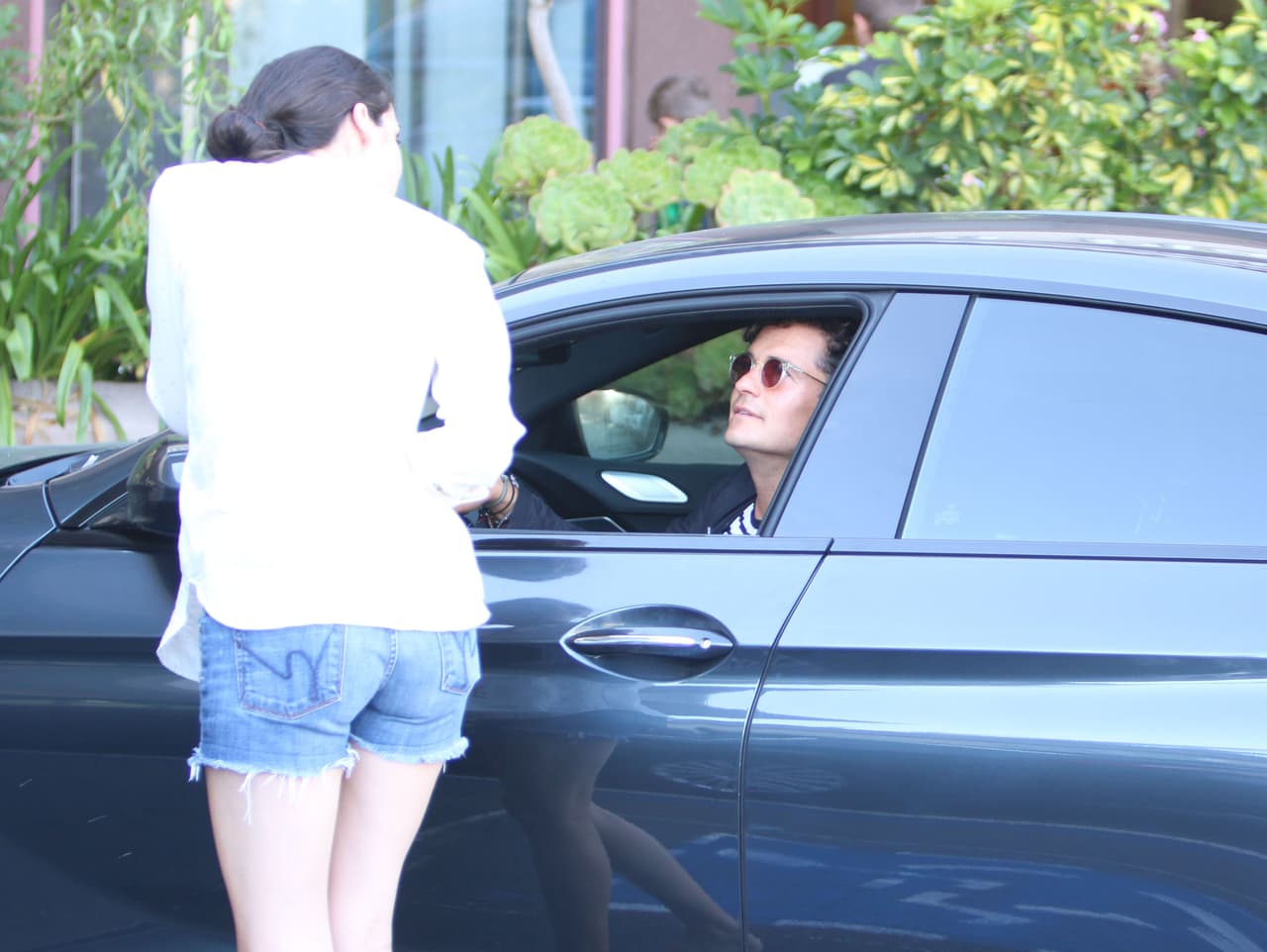 Y captamos a Orlando Bloom muy coqueto intentando conquistar a esta chica desde su auto...