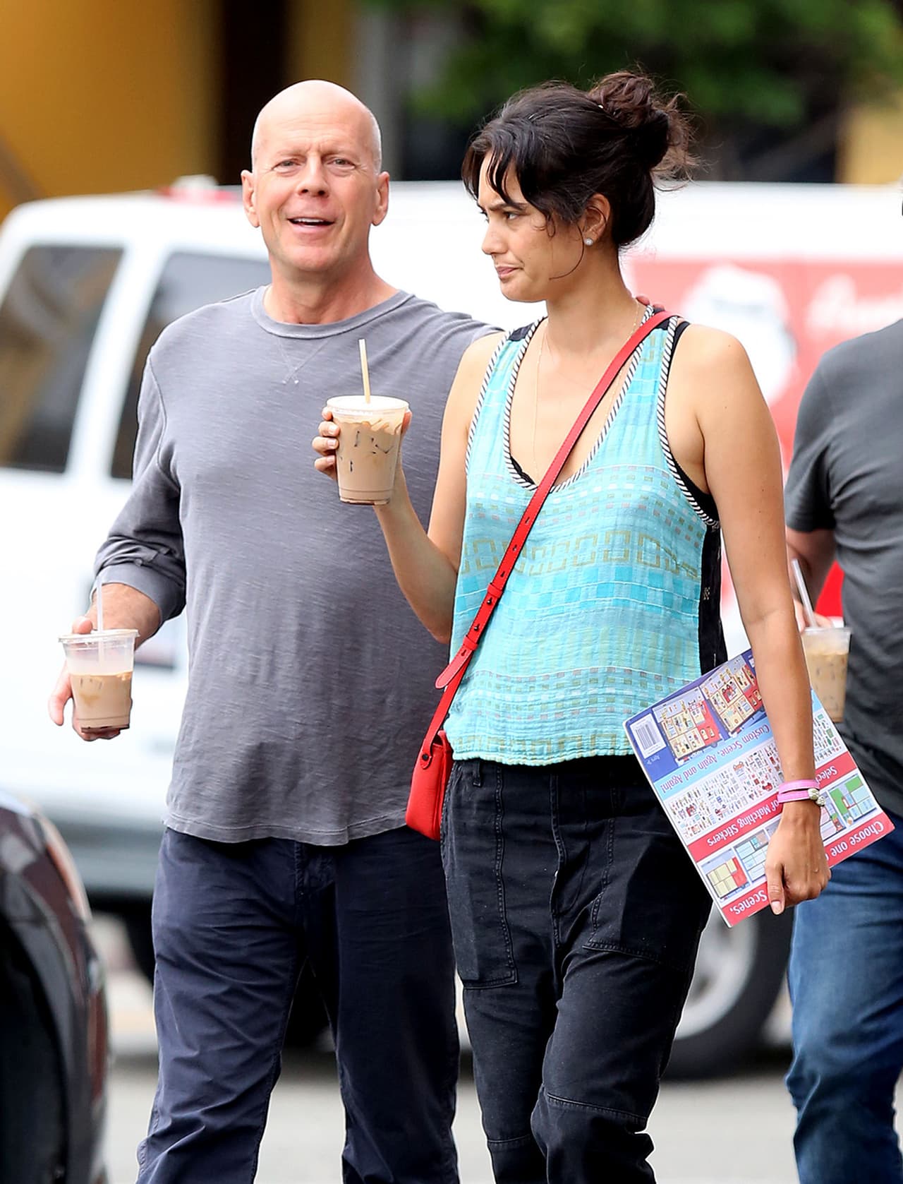 Bruce Willis, recién despedido de cinta de Woody Allen, toma café con su esposa.