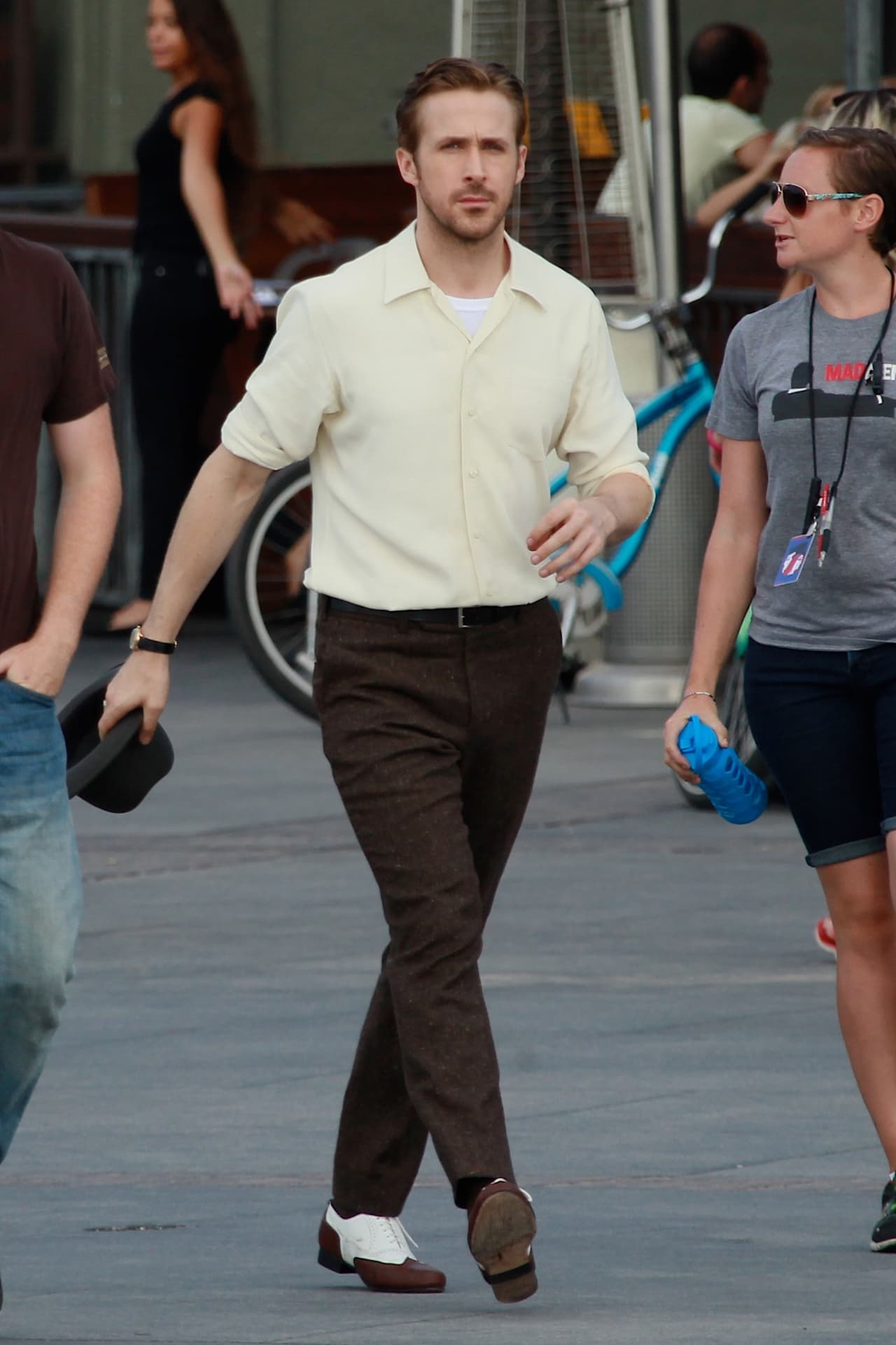 Ryan Gosling se apresura para llegar al set de su nueva película. ¡Galán!