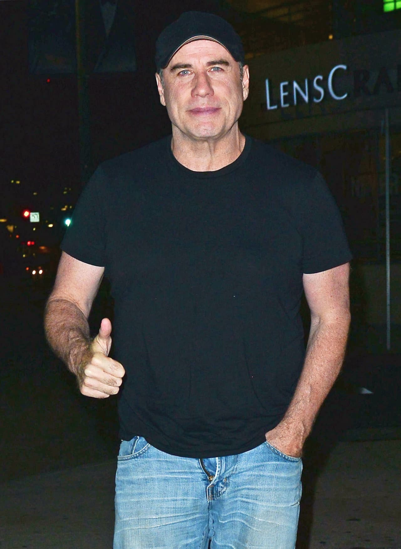 ¡John Travolta! Thumbs up, cierre 'down'...