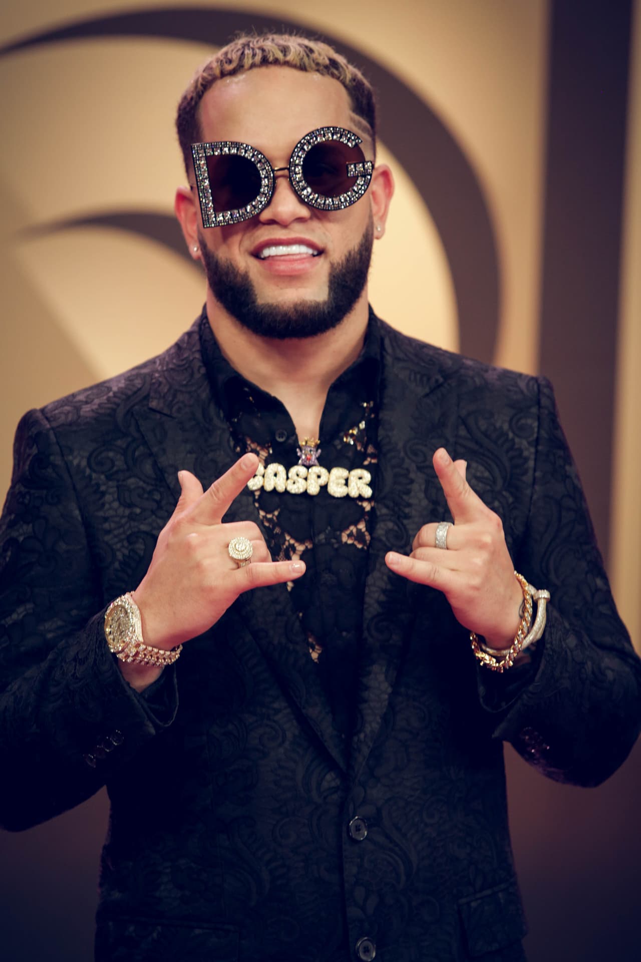 Y ni qué decir de su collar y la placa con su nombre.