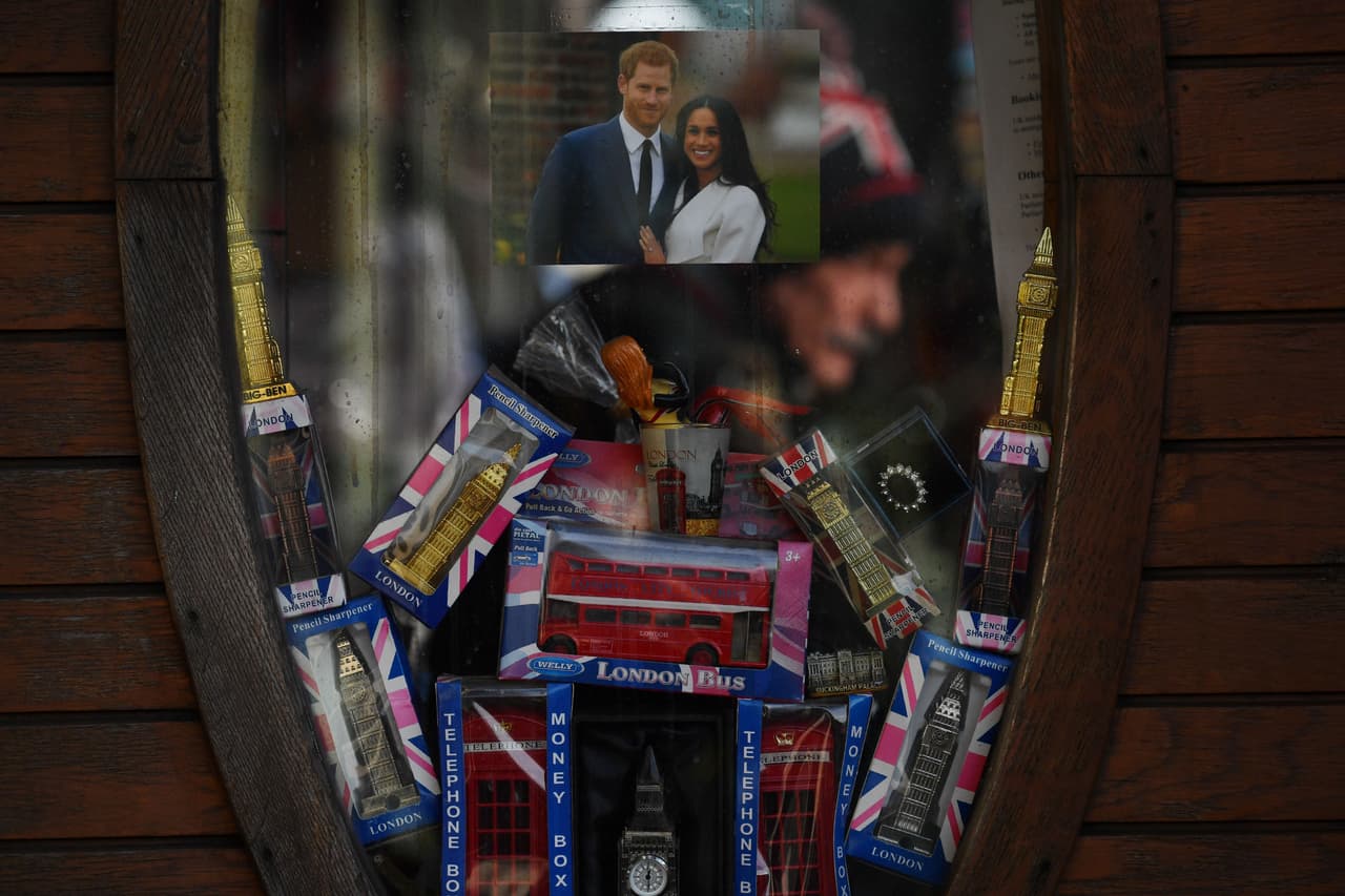 Faltando cinco meses para la boda del príncipe Harry y la actriz Meghan Markle, su foto predomina en negocios que ofrecen mercancías a turistas.