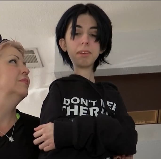 Sin embargo, a pesar del fatídico pronóstico, esos meses quedaron atrás y hoy, con 19 años cumplidos, Carhen Palacios ha demostrado que su fuerza de voluntad y la lucha de su madre 
<b>han podido ir superando cada obstáculo que la enfermedad les va dejando en el camino. </b>
<br>