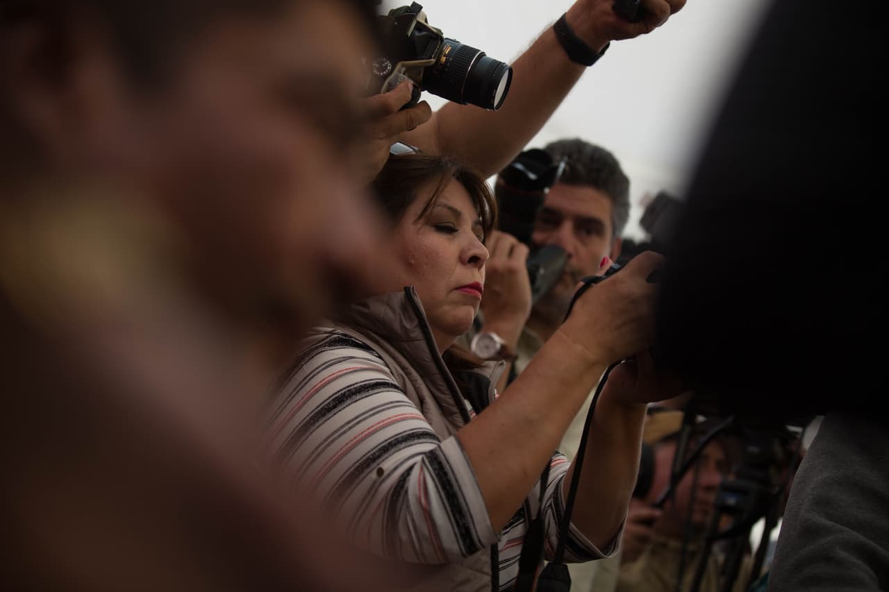 Una periodista de El Universal de México en la misa de los XV de Rubí.