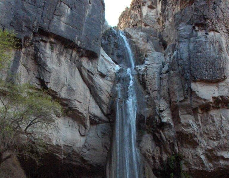 <b>Capote Hot Springs </b>
<br>
<br>Su nombre se debe a una formación rocosa en forma de un capote en su cascada. Capote Springs está ubicado al oeste del Condado Presidio, cerca de Candelaria. La temperatura de sus aguas alcanza los 99 grados. Es el hábitat de variedades de ranas, lagartijas y murciélagos. No cuenta con opciones para pasar la noche, pero el área tiene varios puntos para acampar.