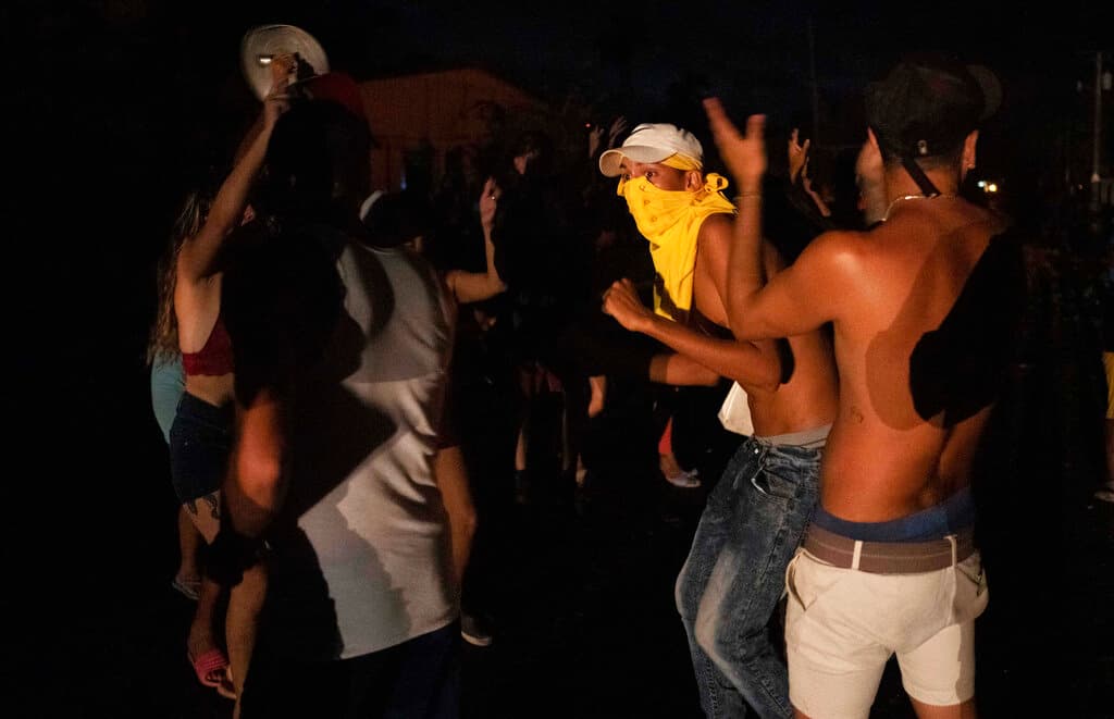 Los repetidos apagones en la ya frágil red eléctrica de Cuba estuvieron entre las causas que dieron pie a 
<a href="https://www.univision.com/noticias/america-latina/protesta-en-cuba-contra-el-gobierno-comunista-escasez-covid-fotos">las protestas sociales más grandes de la isla en décadas en julio de 2021</a>. Miles de personas, cansadas de los cortes de energía y la escasez de bienes exacerbada por la pandemia y las sanciones estadounidenses, salieron a las calles para dar rienda suelta a su ira y muchos también arremetieron contra el gobierno. Cientos fueron arrestados y procesados, lo que provocó duras críticas contra el gobierno del presidente Miguel Díaz-Canel. 
<b>Aquí puedes leer más sobre el tema:</b> 
<a href="https://www.univision.com/noticias/america-latina/protestas-cuba-aniversario-11j-crisis-represion"><b>A un año de las protestas del 11 de julio, los cubanos siguen padeciendo una dura crisis económica, más la represión del gobierno.</b></a>