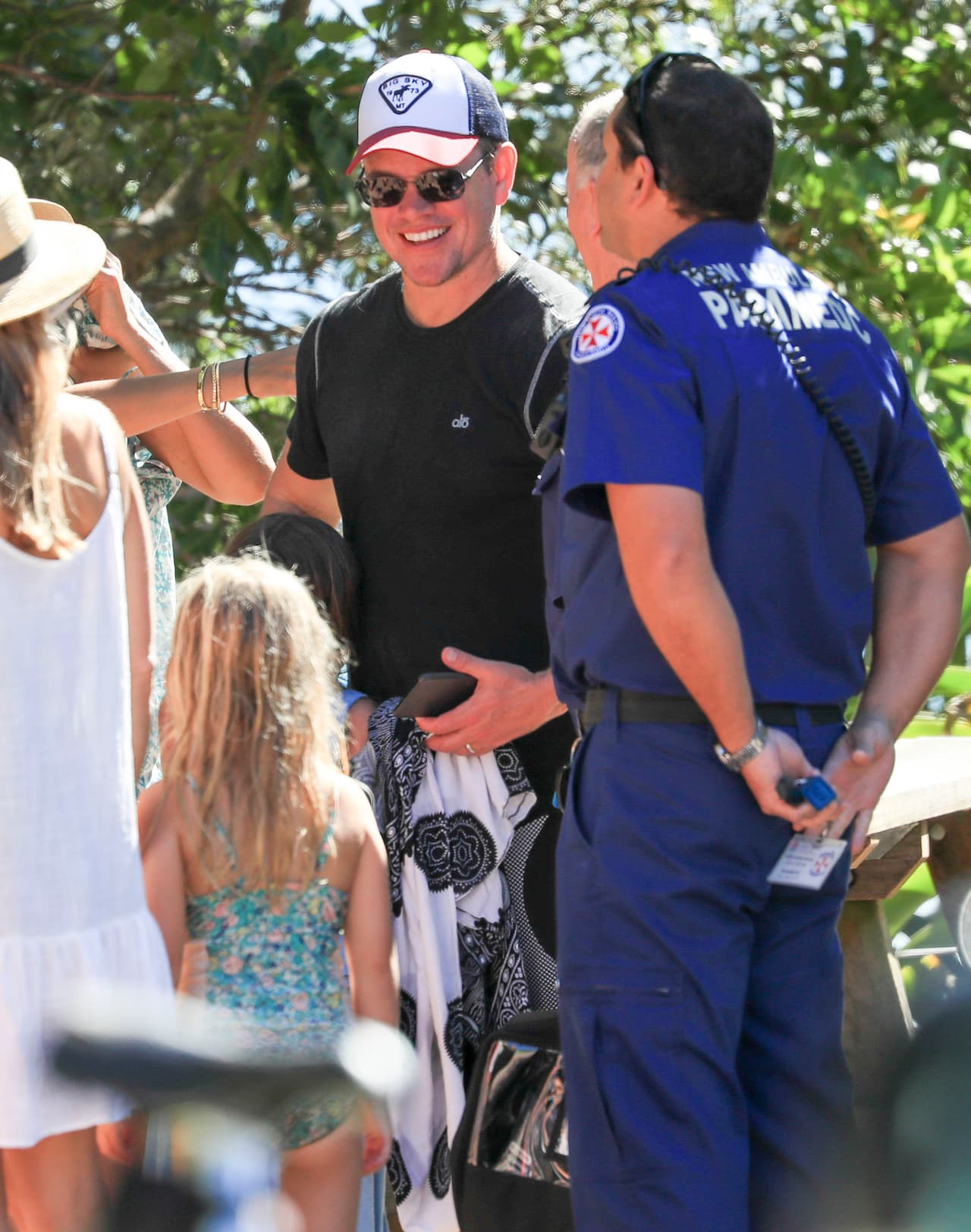 Unos paramédicos locales atendieron a la pequeñita para que no sufriera más.