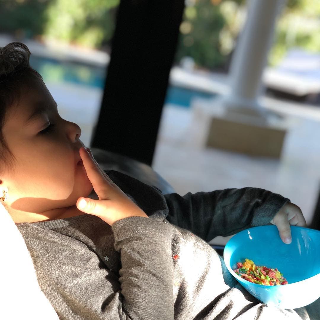 "Mi mejor modelo", dice Johnny Lozada acompañando esta imagen, así que eso de consentir a los nietos va muy en serio.