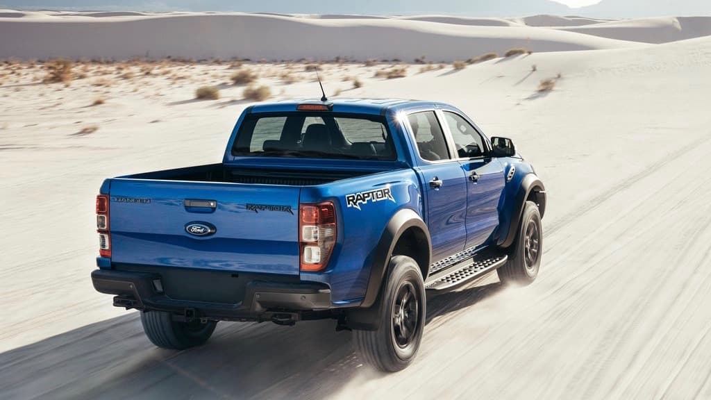 La zona trasera mantiene sus grandes ópticas de frenado como la Ford Ranger 2019. 
<b>Tiene insertos de plástico negro en la defensa trasera</b>, con una barra de remolque integrada con dos ganchos.