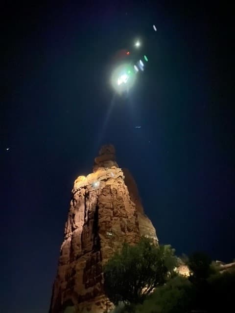 Precisamente el condado de Coconino informó que el domingo, una alpinista había quedado varada en la cúspide de un peñasco en Queen Victoria Spire en Schnebly Hill.
