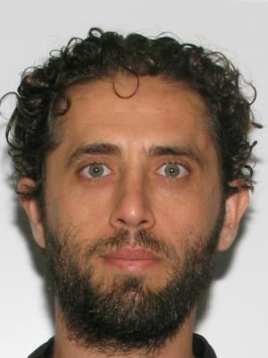 <h3 class="cms-H3-H3">Ahmed Abdallah Taha Kandil </h3>
<br>
<br>
<br>Este hombre oriundo de Egipto -con doble ciudadanía estadounidense y egipcia- es acusado de secuestrar a sus dos hijos en el condado de James City, Virginia. 
<br>
<br>Kandill compartía la custodia de sus dos hijos, Belel Kandill y Amina Kandil, con su exesposa, cuando el pasado 29 de agosto de 2014 recogió a los niños de la casa de ella, a quien le avisó que saldrían de la ciudad para visitar a su hermana y que estarían de regreso para el inicio del ciclo escolar. 
<br>
<br>Sin embargo, Kandil y los pequeños volaron desde el aeropuerto JFK de Nueva York hasta Boryspil, Ucrania y luego a Ataturk, Turquía, para no volver. 
<br>
<br>En septiembre de ese año, el Tribunal de Circuito de Williamsburg y el condado de James City otorgaron a la madre de los niños la custodia exclusiva y legal inmediata de los menores, por lo que Kandil 
<a href="https://www.fbi.gov/wanted/parental-kidnappings" target="_blank">fue acusado de secuestro parental internacional. </a>
<br>
<br>El FBI cree que Kandil y sus hijos pueden estar viviendo en las áreas de Alejandría, El Cairo o Giza en Egipto, o en Hatay, Turquía.
<br>
<br>
<br>