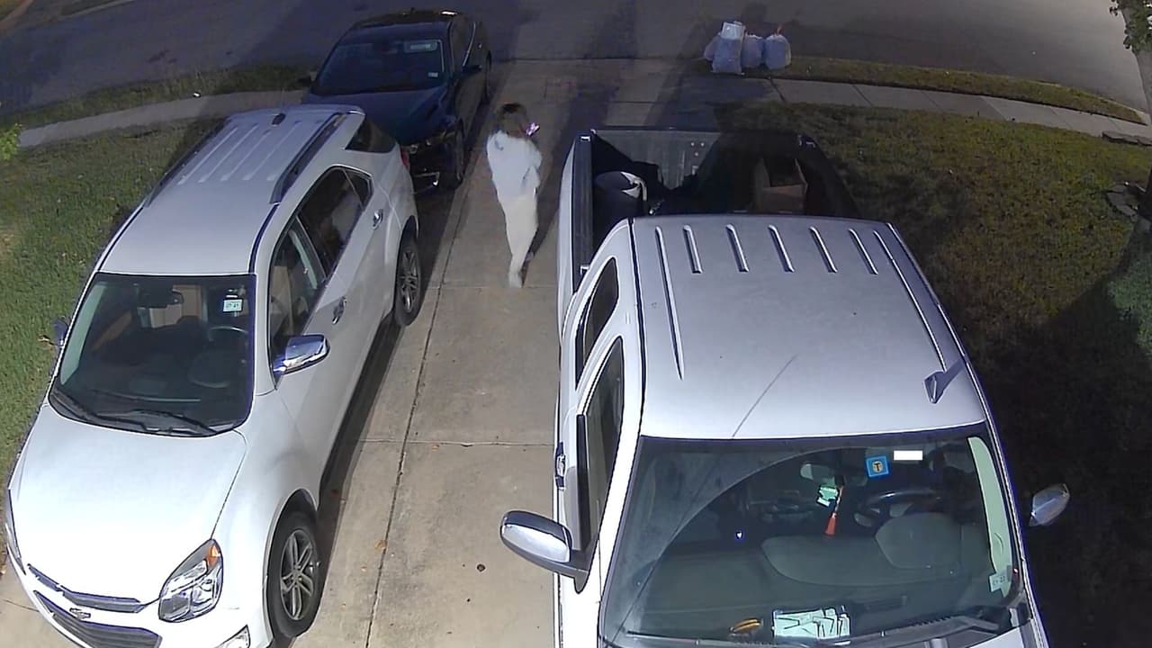 En las cámaras de seguridad se ve salir a una de las hijas de Carlos Macías en la madrugada y con un teléfono en mano hacer el reporte del hallazgo del cuerpo.