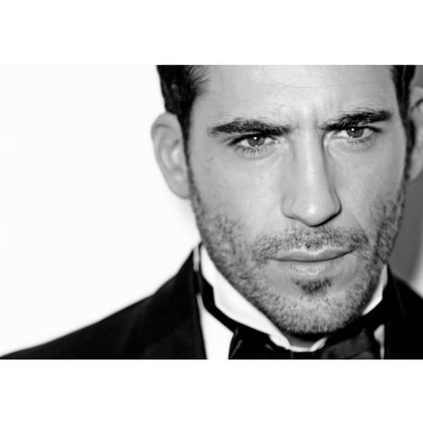 El apuesto y musculoso actor llega a la pantalla de UniMás para enamorarnos como ‘Alberto Márquez’ en la serie Velvet. Aquí te dejamos con las mejores del galán español más deseado por todas.