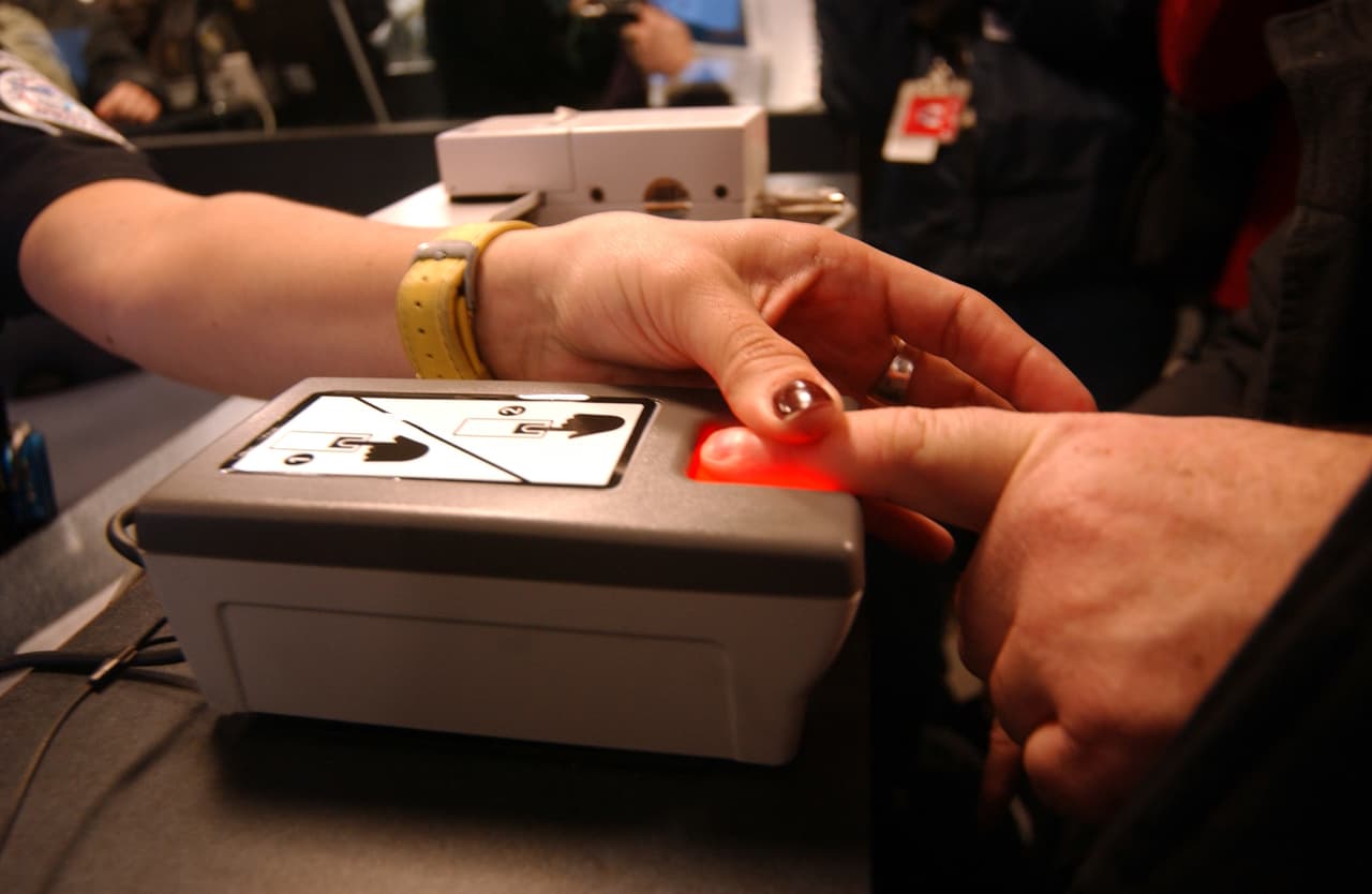 A partir del 11 de marzo, a quienes pidan extender una visa o un cambio de estatus, les tomarán las huellas