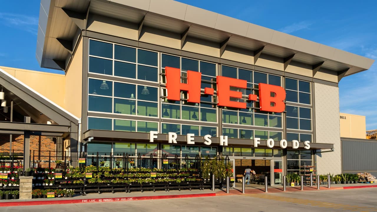 <h3 class="cms-H3-H3">Cuántas tiendas tiene H-E-B en Texas y de dónde viene la marca <b> </b></h3>
<b>H-E-B es una empresa nacida en Texas</b>. 
<br>Fue fundada en 1905 en Kerrville por Florence Butt como 
<b>una pequeña tienda familiar. </b>
<br>Más de un siglo después, sigue siendo una compañía privada, 
<b>controlada por la familia fundadora. </b>
<br>Actualmente, 
<b>opera más de 340 tiendas en Texas.</b> Si se incluyen sus operaciones en México,
<b> la empresa supera las 450 tiendas en total.</b> 
<br>Además, cuenta con otras tiendas más pequeñas 
<b>como Joe V’s Smart Shop y Central Market.</b>